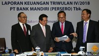 Direktur Retail Banking Bank Mandiri Donsuwan Simatupang, Direktur Bisnis Kecil dan Jaringan Hery Gunardi, Direktur Utama Bank Mandiri Kartika Wirjoatmodjo, serta Direktur Keuangan Panji Irawan dan Corporate Secretary Rohan Hafas menyampaikan paparan kinerja triwulan IV-2018 di Jakarta, Senin (28/1/2019). 