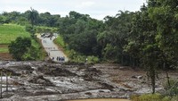 Hingga kini 300 orang yang terdiri karyawan, kontraktor, dan warga masih dalam proses pencarian.