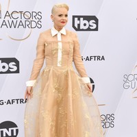 Warna dan model gaun Kimmy Gatewood tampak kuno saat dipakai. Belum lagi garis jahitan dan bordir emas di rok organza yang tampak murahan. Foto: Getty Images