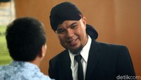 Ia pun terus menebar senyum saat akan menjalani sidang vonis terkait ujaran kebencian yang dialaminy.