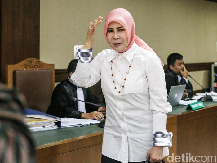 Istri mantan Sekretaris Mahkamah Agung (MA) Nurhadi, Tin Zuradia bersaksi di Pengadilan Tipikor Jakarta. Tin menceritakan alasannya mengambil sobekan dokumen perkara.