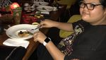 Hadiahi Hotman Paris Berlian, Ini Gaya Keren Aleta Molly Saat Kulineran
