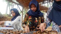 Uniknya lagi, di pasar ini mata uang Rupiah tidak berlaku. Sehingga, pengunjung harus menukarkan Rupiah ke uang kethip yang terbuat dari bambu berbentuk koin (Uje Hartono/detikTravel)