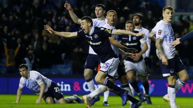 Millwall menang 3-2 atas Everton di babak keempat Piala FA.