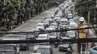 Kabel Semrawut di Depan Polsek Taman Sari Dirapikan
