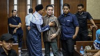 Irwandi sempat menyapa pendukungnya saat tiba di ruang sidang.