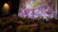 Ruangan pameran juga dihias dengan bunga sungguhan. Tomohiro Ohsumi/Getty Images.