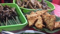 Lauk pelengkap makan nasi pindang selalu disajikan terpisah. Dari sate paru, tahu dan tempe goreng hingga telor pindang. Foto: Instagram @lestarietti