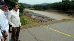 Momen Wapres JK Tinjau Lokasi Banjir di Sulawesi Selatan