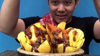 Siang-siang makan rujak mangga dengan sambal dan bubuk cabai. Si Aa makan mangga dengan lahap seperti nggak takut pedas. Foto: instagram @cpyrslm