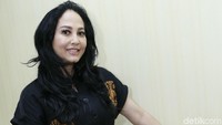 Meriam Bellina sadar sudah tak muda lagi, ia pun menganggap biaya kecantikan semakin mahal. Foto: Palevi/detikHOT