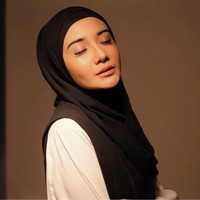 Tahun ini, semakin banyak pilihan gaya hijab untuk kamu yang ingin tampil syari. Tak perlu takut terlihat seperti ibu-ibu. Untuk kamu yang masih belajar berpakaian tertutup, gaya Zaskia Sungkar bisa jadi inspirasi menarik. Foto: Instagram/ZaskiaSungkar