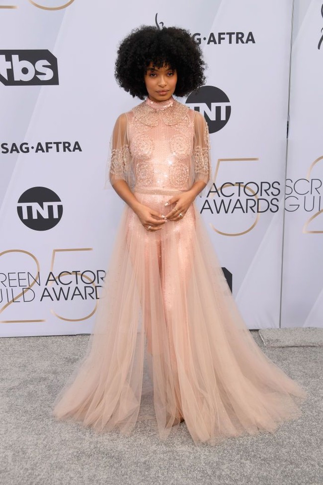 Bintang serial Black-ish Yara Shahidi tampil anggun dengan gaun tulle couture berwarna peach dari Fendi yang membungkus body-suit nan berkilauan. Tidak ketinggalan sepasang pump-heels dari Christian Louboutin untuk sentuhan akhir. (Foto: Getty Images)