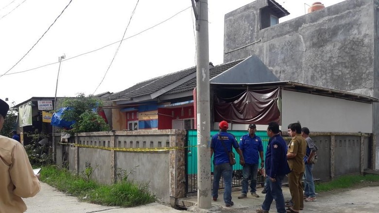 Polisi Amankan 2 Pekerja di Pabrik Oplosan Oli Palsu di Bekasi Polisi Amankan 2 Pekerja di Pabrik Oplosan Oli Palsu di Bekasi