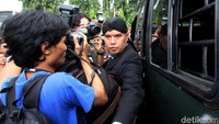 Dhani pun digiring menuju mobil tahanan untuk dibawa ke Rutan Cipinang.