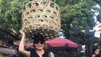 Lama menetap di Bali, Tamara kerap mengunjungi pasar tradisional. Foto: Instagram tamarableszynskiofficial