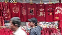 Masih bernuansa merah, baju dengan beragam ukuran turut dipasarkan oleh para pedagang.