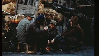 Warga Seoul bercengkrama setelah lelah bekerja. Foto: Vintages