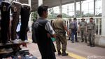 Aksi Satpol PP Tertibkan PKL Bandel di Tanah Abang
