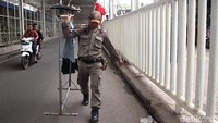 Saat dirazia petugas sejumlah PKL langsung kocar kacir. Para pedagang yang berusaha lari pun langsung diamankan oleh petugas.