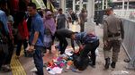 Aksi Satpol PP Tertibkan PKL Bandel di Tanah Abang