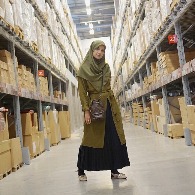 Sang adik, Shireen Sungkar juga punya gaya yang khas. Agar terlihat lebih kasual, kamu bisa memilih jaket panjang atau long parka untuk acara santai. Foto: Instagram/ShireenSungkar