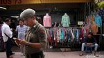 Aksi Satpol PP Tertibkan PKL Bandel di Tanah Abang