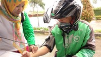Driver ojol pun nggak mau kalah lho, demi kesehatan ia mampir sebentar untuk memeriksakan kesehatannya. (Foto: Widiya Wiyanti/detikHealth)