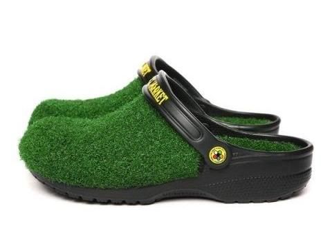 Crocs 'rumput' seharga Rp 800 ribuan.