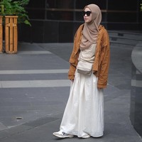 Jaket berukuran oversized juga bisa dijadikan pelengkap yang stylish. Padukan dengan rok berukuran A-line atau lurus seperti gaya Zaskia Adya Mecca ini. Foto: Instagram Zaskia Adya Mecca