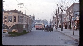 Korsel yang pernah hancur karena perang, begitu miskin sumber daya alam dan selalu terancam Korea Utara, ternyata bisa makmur dalam waktu lumayan singkat. Foto: Vintages