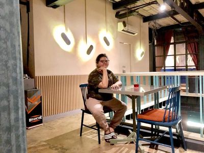 Hadiahi Hotman Paris Berlian, Ini Gaya Keren Aleta Molly Saat Kulineran