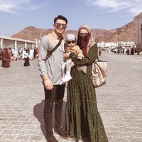 Untuk pilihan warna, Zaskia Sungkar juga memilih warna-warna netral yang tidak mencolok. Selain warna teduh lebih direkomendasikan untuk ibadah umrah, warna seperti ini juga merupakan favorit Zaskia Sungkar. Warna pilihan Zaskia tak jauh dari hitam, cokelat, dan olive. Zaskia Sungkar juga memakai busana bercorak polkadot, tapi dengan motif yang tidak terlalu ramai agar tidak mencolok.Foto: Instagram/Zaskia Sungkar