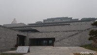 Ajaran Konghucu lahir dari pemikiran Konfusius. Untuk menghormatinya, pemerintah China membuat balai megah dan mewah bernama Confusius Hall di kaki bukit tempat Confusius dilahirkan di Qufu, Shandong, China (Bonauli/detikTravel)