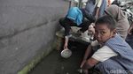 Pasca Banjir Rob, Warga Muara Angke Cari Ikan di Selokan