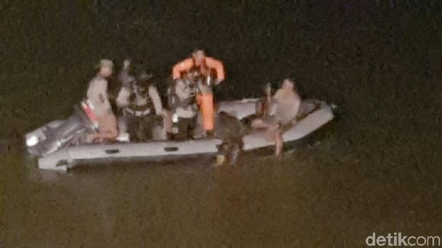Taifib Surabaya Bantu Pencarian Korban Mobil Tercebur Sungai Brantas