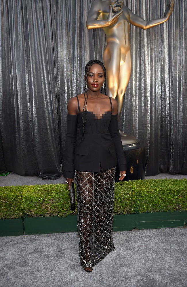 Lupita Nyongo yang biasanya hadir di daftar busana terbaik, kali ini harus ada di busana terburuk. Tuxedo dress dari Vera Wang serta tatanan rambut membuat penampilan Lupita tidak maksimal. Foto: Getty Images