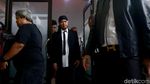 Senyum dan Pose Dua Jari Ahmad Dhani Hadapi Vonis