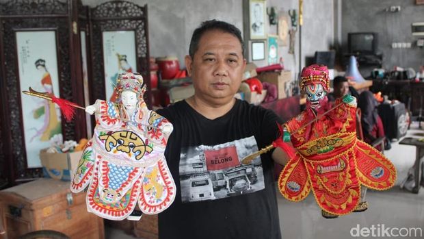 Mengintip Kesibukan Pengrajin Wayang Potehi Jelang Imlek