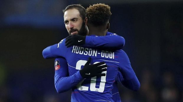 Suporter lebih menginginkan Callum Hudson-Odoi bermain daripada Gonzalo Higuain. 