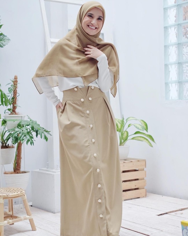 Pemilihan rok dengan statement menarik seperti buttons ini juga bisa membuat gayamu terlihat lebih menarik tapi tetap santun. Foto: Instagram/ShireenSungkar