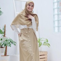 Pemilihan rok dengan statement menarik seperti buttons ini juga bisa membuat gayamu terlihat lebih menarik tapi tetap santun. Foto: Instagram/ShireenSungkar