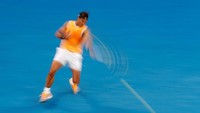 Nadal melakukan pengembalian bola. Petenis asal Spanyol itu sudah lima kali ke final Australia Terbuka, namun baru sekali juara.  (REUTERS/Adnan Abidi)