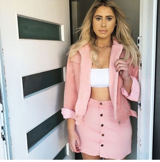 Setelah bertahun-tahun mencoba diet yang berbeda, saya berhenti dan berpikir tentang apa itu selulit. Mengapa itu membuat saya tidak menarik? Dan kamu tahu kesimpulan apa yang saya dapatkan? Selulit tidak membuat kamu tidak terlalu cantik. Itu bukan representasi kesehatanmu dan seharusnya tidak menghentikanmu untuk mencintai diri sendiri,” jelas Ariella. (Foto: Instagram/@ariellanyssa)