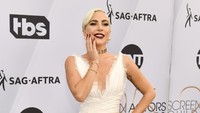 Lady Gaga jadi salah satu tamu yang hadir di SAG Awards. Bersama A Star is Born, ia terus mendominasi penghargaan dengan gaya yang sempurna.  Foto: Getty Images