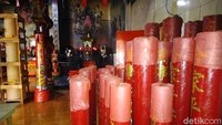 Lilin berukuran besar juga sudah disiapkan di Klenteng Hok Tek Bio.