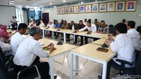 Riesqi Rahmadiansyah menduga Kemenag tak mempertimbangkan surat perjanjian itu saat menerbitkan PMA. Akibatnya, setelah bos First Travel Andhika Surachman ditangkap, asetnya disita, tetapi jemaah jadi tak bisa berangkat umrah. 