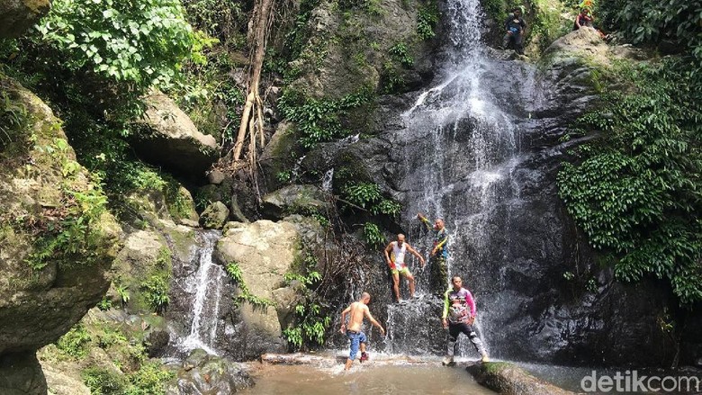 Air Terjun Lakunnu yang indah di Polewali Mandar (Abdy Febriady/detikTravel) Air Terjun Lakunnu yang indah di Polewali Mandar (Abdy Febriady/detikTravel)