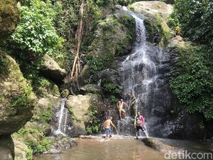 Air Terjun Tersembunyi Bermandi Cahaya Pelangi di Polewali Mandar