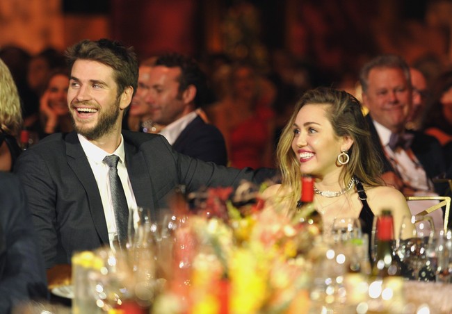 Liam Hemsworth dan Miley Cyrus secara perdana muncul di hadapan publik sebagai sepasang suami-istri. Pengantin baru ini menghadiri 16th Annual G’Day USA Gala di Los Angeles, California, Amerika Serikat (AS), Sabtu (26/1/2019). (Foto: Getty Images)